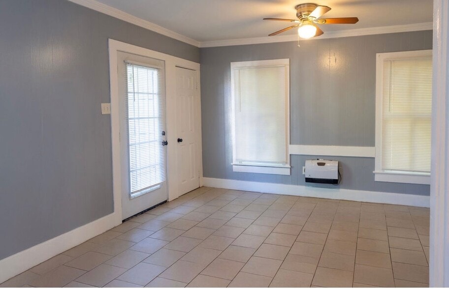 Building Photo - 2325 Spain St