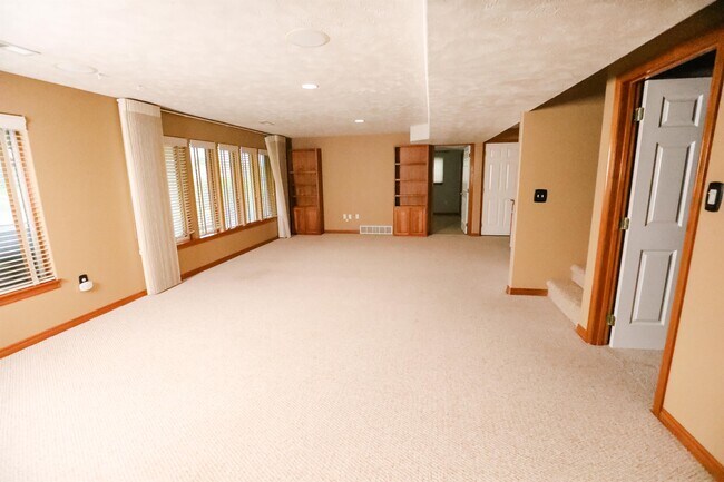 Building Photo - 503 S Shelley Lake Ln