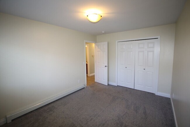 Building Photo - 3 Bedroom Centrally Located Condo!