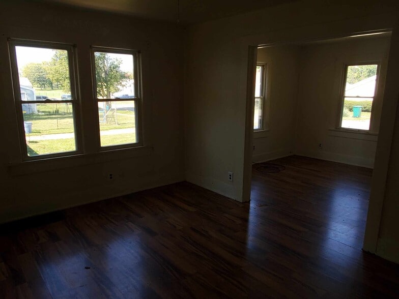 Building Photo - 1305 E Lawrence St