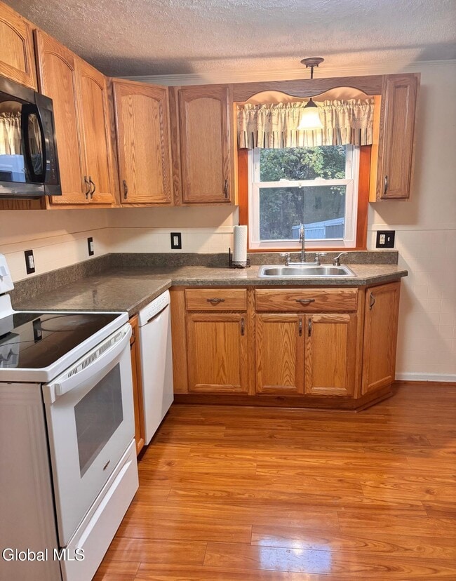 Building Photo - 23 Lakeview Ave