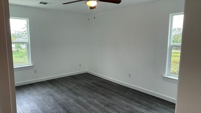 Building Photo - Fall in Love with This Beautiful 3-Bed Home