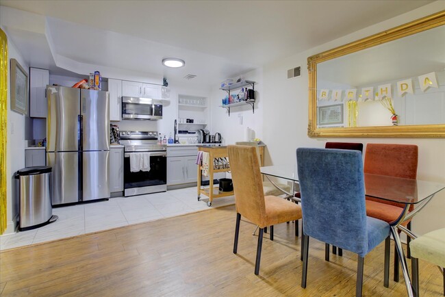 Building Photo - Charming 2 Bedroom 2 Bath Apartment in Was...