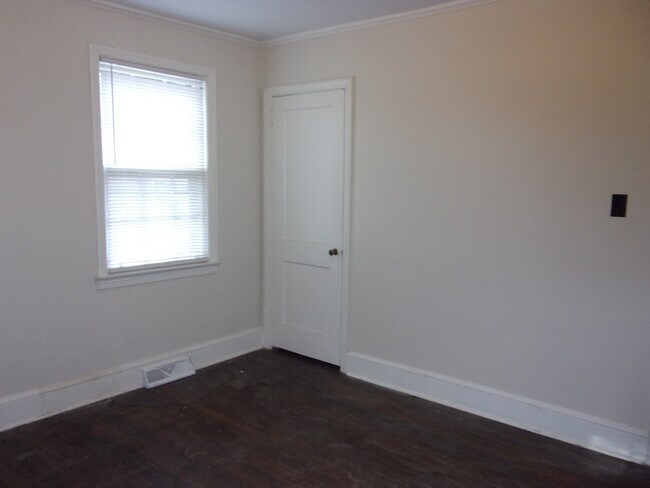 Building Photo - 517 S Jones Ave