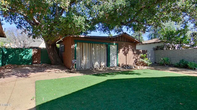 Building Photo - 1915 Las Lunas St