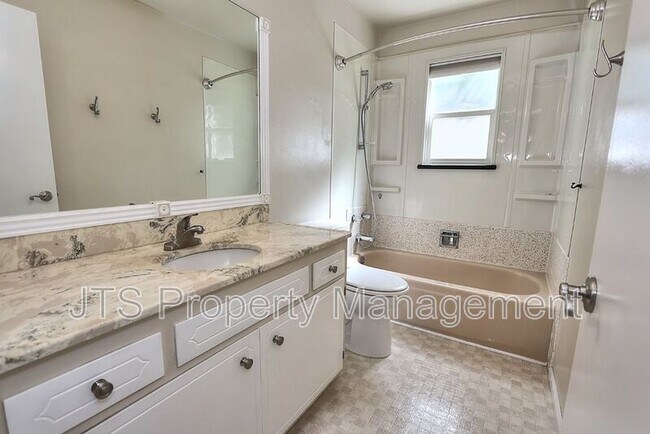 Building Photo - 2128 W La Loma Dr