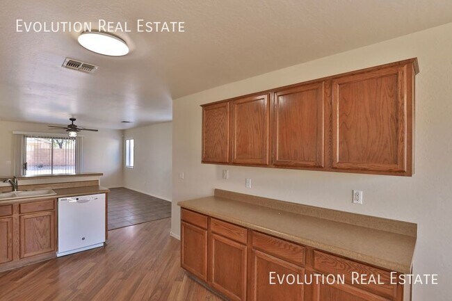 Building Photo - 1561 Maddison Cir