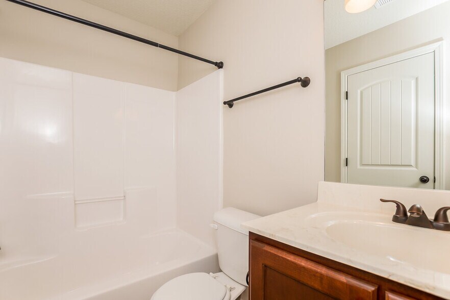 Building Photo - 3208 Vandelay Cove