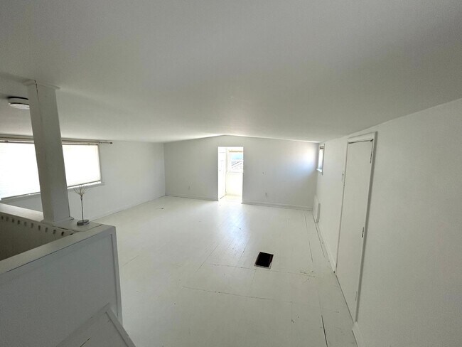 Building Photo - Charming 3BD, 1BA Beach House Near Alki