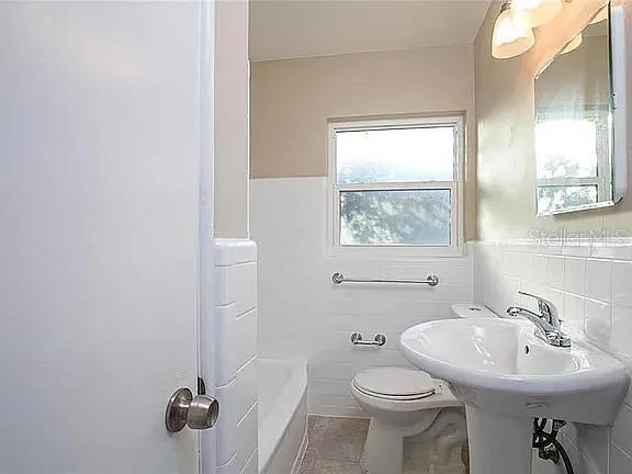 Building Photo - 622 Myrtle Way S