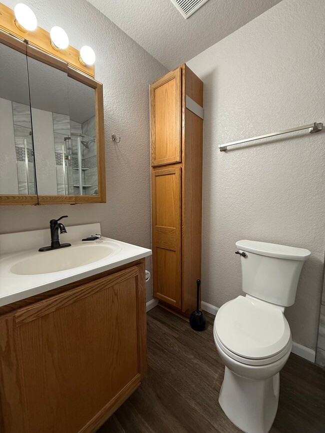 Building Photo - MOVE-IN READY!! 2 bed 2 bath Lakewood Condo