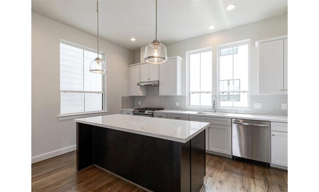 Building Photo - 2802 Grand Fountains Dr