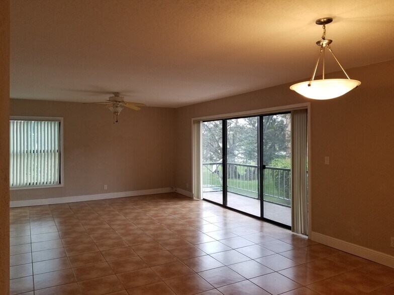 Building Photo - 430 Commodore Dr