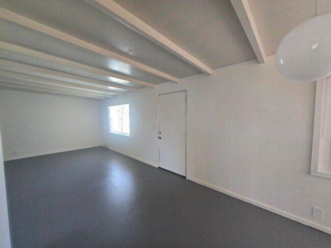 Building Photo - 540 S Mountain View Dr