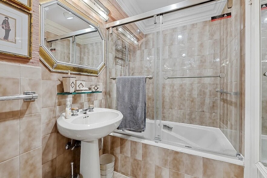 Building Photo - 163 E 71st St