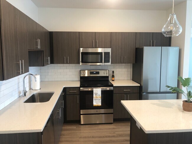 Microwave, electric cooking, refrigerator - 1540 Lebanon Pike