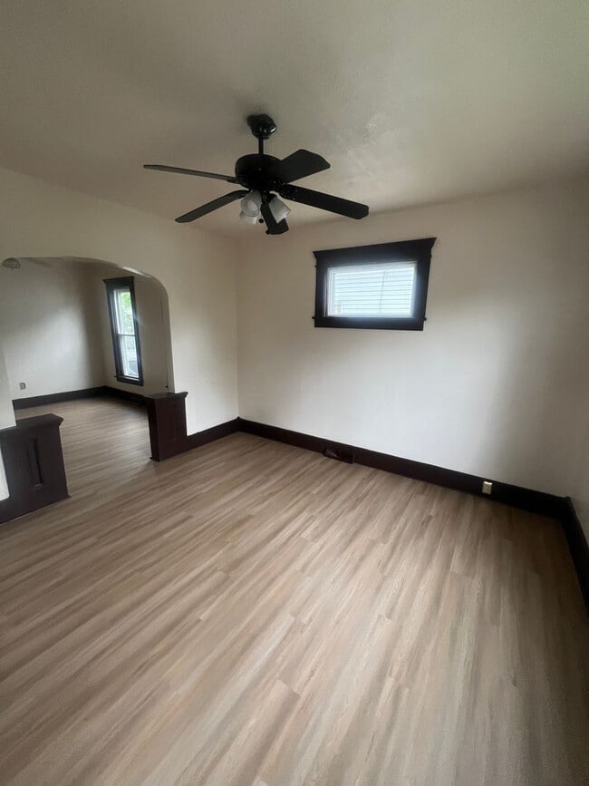 Building Photo - 1146 E 26th St