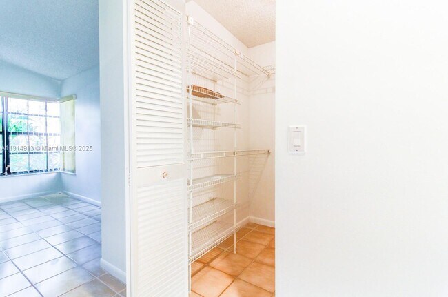 Building Photo - 5289 Fairway Woods Dr