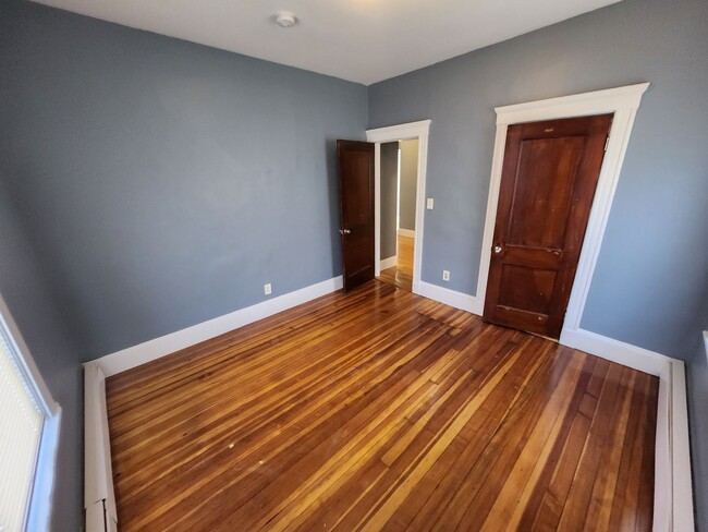 Building Photo - First Floor 3 Bd 1 Bath Available Now on W...