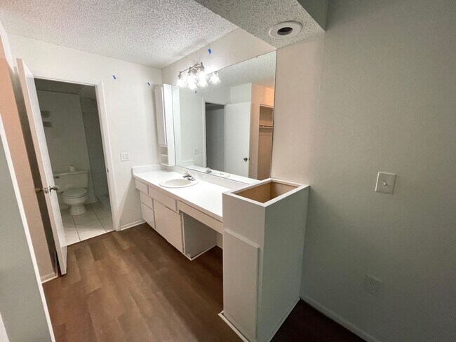 Building Photo - Spacious 2Bed/2Bath Condo for Rent!! Sarasota