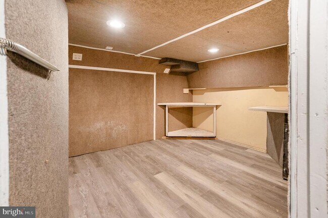 Building Photo - 1123 W Lombard St