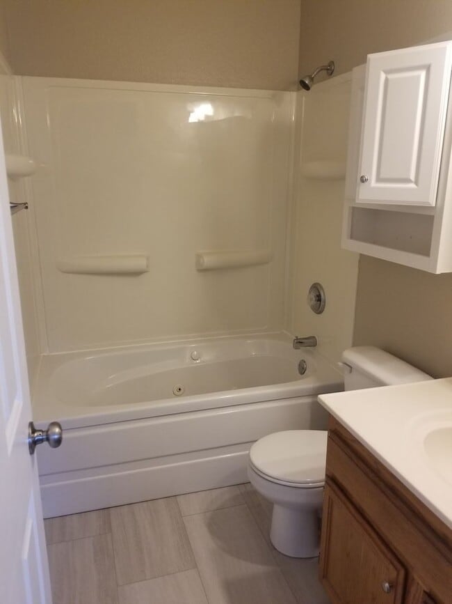 Building Photo - 4 bedroom..3 bath split level home for ren...