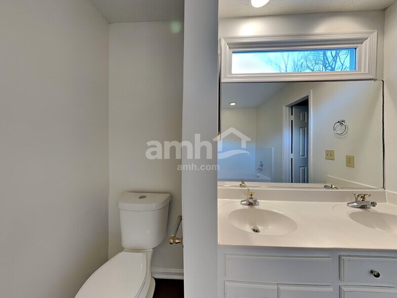 Building Photo - 29 Park Village Ln