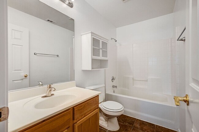 Building Photo - Stunning 4 Bed 2.5 Bath!