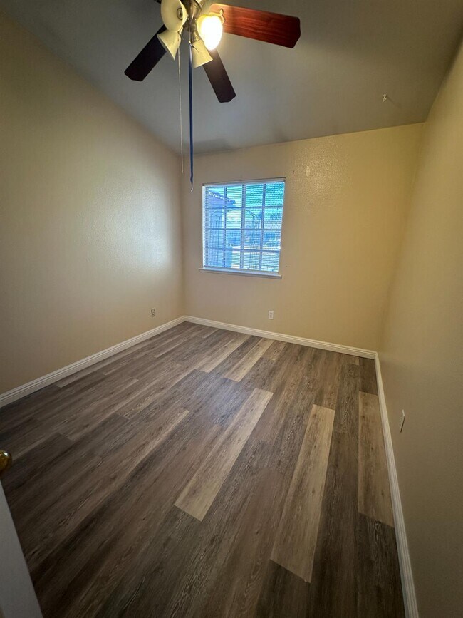 Building Photo - 5560 N Ellendale Ave