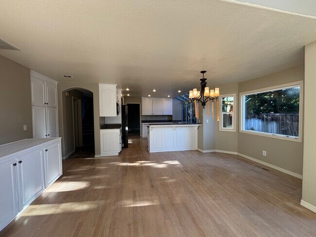 Building Photo - 127 Rassani Dr