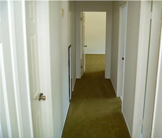 Building Photo - Welcome home to this 2 story end unit 3 bedroom 2 bath located in the heart of Irvine