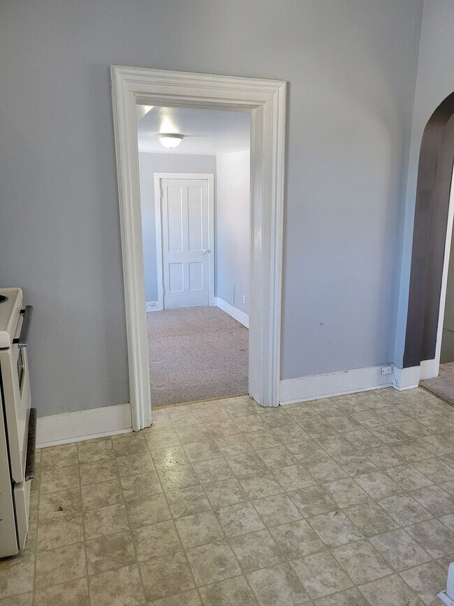 Building Photo - 315 E Maple St