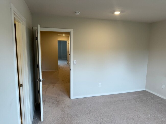 Building Photo - Goregous 2 Bedroom Townhome with 2 Car Gar...