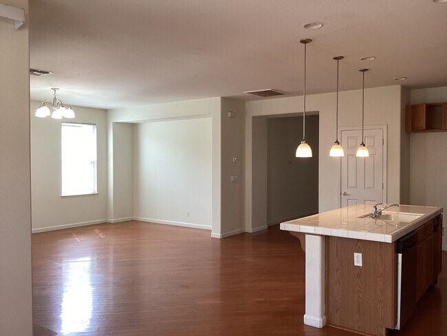 Building Photo - 5162 W Home Ave