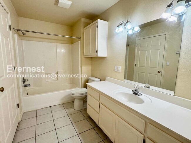 Building Photo - 3 Bed, 2 Bath Townhome with Attached Garage / Pet-Friendly / Available Now!