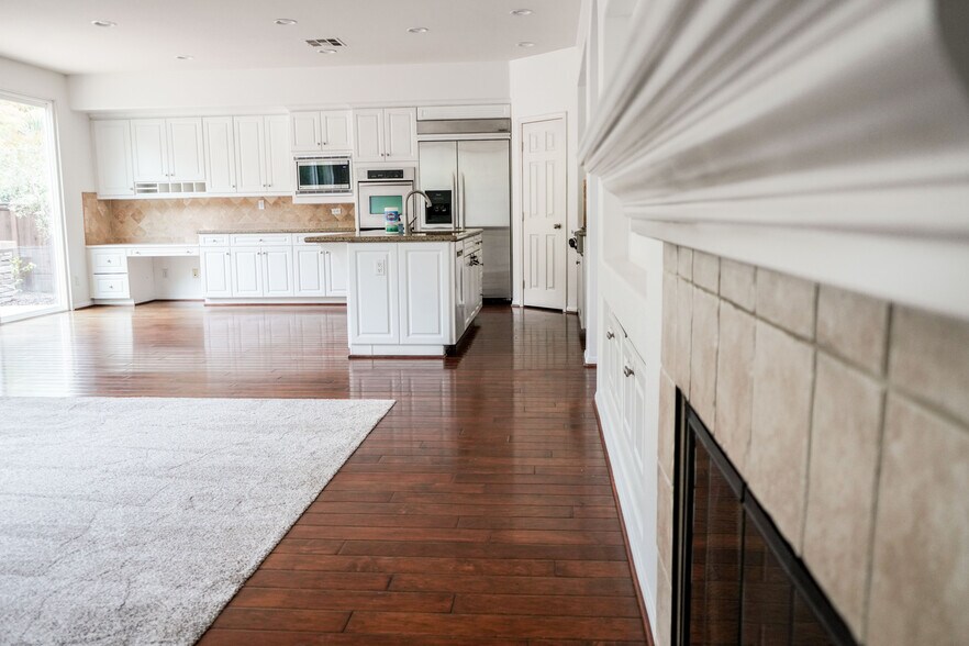 living and kitchen - 1882 Shadetree Dr