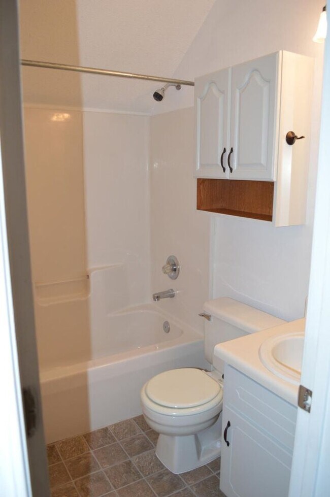 Building Photo - 123 Oak Terrace Dr