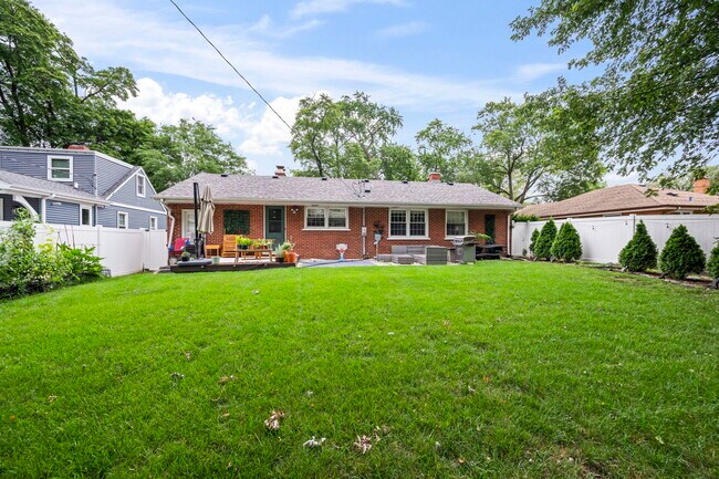 Building Photo - 632 N Hickory Ave