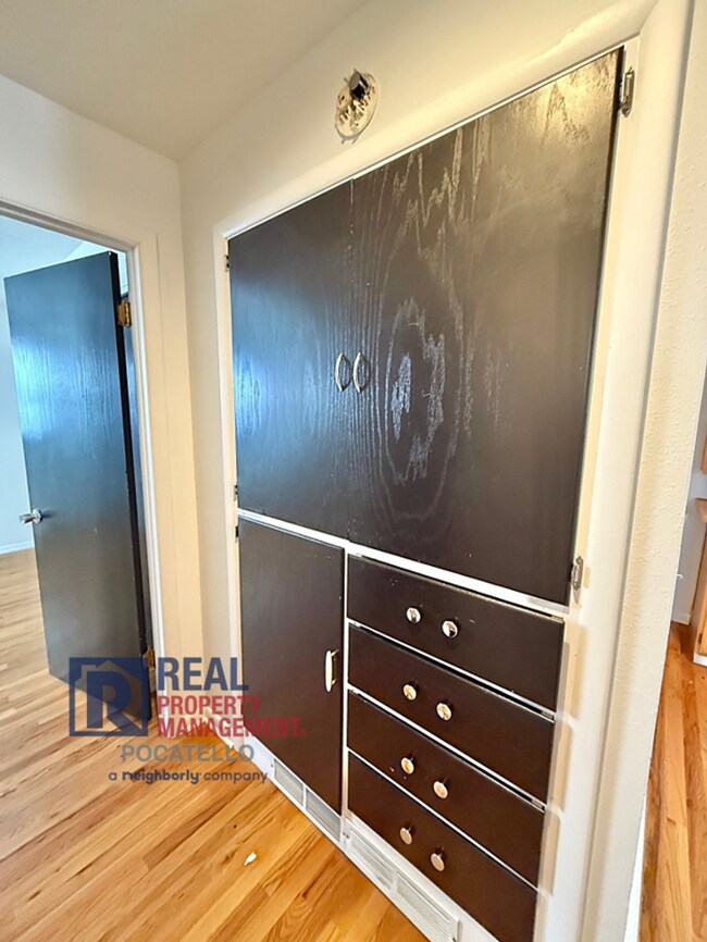 Building Photo - 3 bed 2 bath house - 1 car garage - PET FRIENDLY