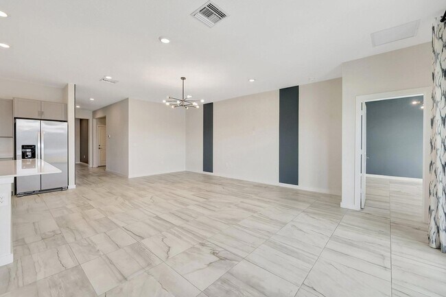 Building Photo - 6007 SE Sky Blue Cir