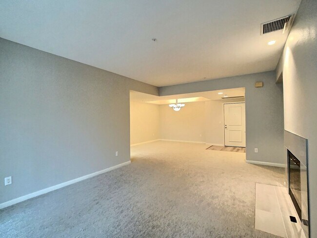 Building Photo - Huge 2 Bedroom/2 Bath Condo at Park Townsend in Downtown San Jose