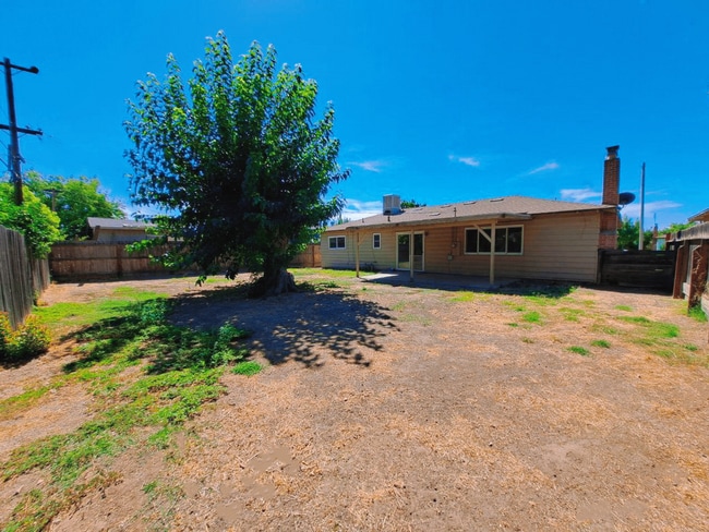 Building Photo - Amazing 3 Bedroom Home Near Cedar and Gett...