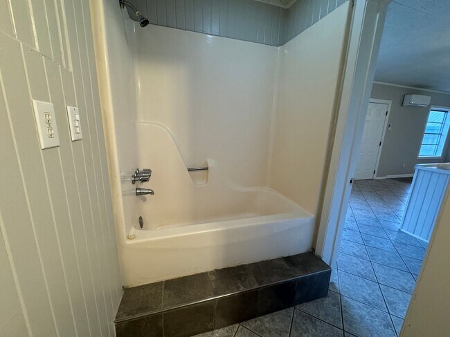 Building Photo - ALL UTILITIES INCLUDED - 2 Bedroom/ 1 Bath Home