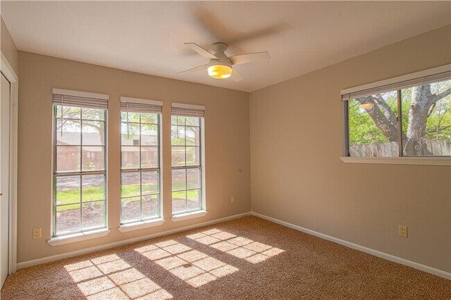 Building Photo - 6810 Willamette Dr