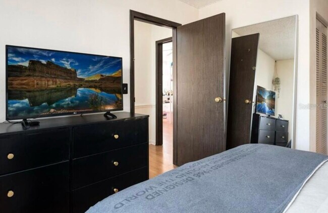 Building Photo - "Charming 2-Bed Townhouse with Modern Comforts in Orlando's Heart"