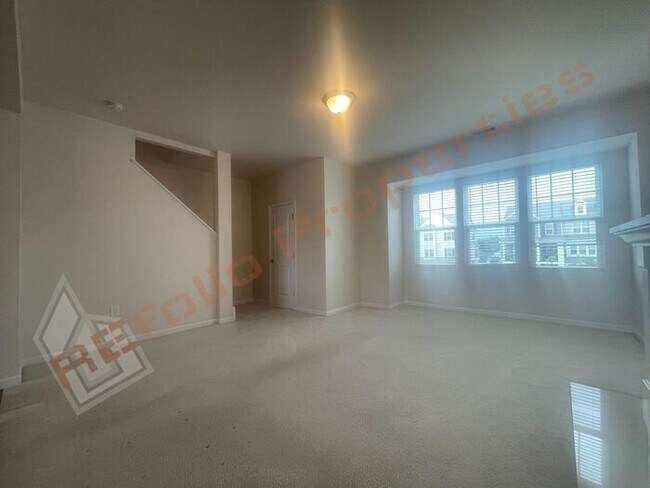 Building Photo - Luxury 3 Story 4 BD/3.5 Bath Townhome @ Sm...