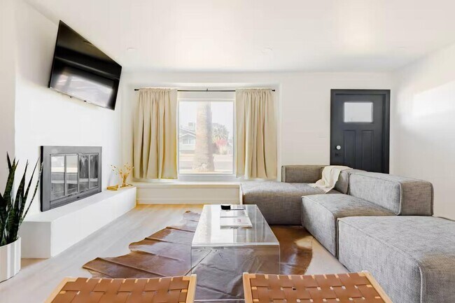 Building Photo - 8447 E Vernon Ave