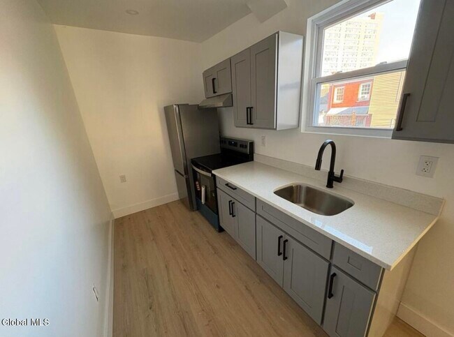 Building Photo - 31 Van Zandt St