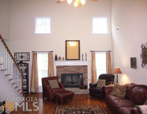 Building Photo - Great location, HOA community, swim/tennis...