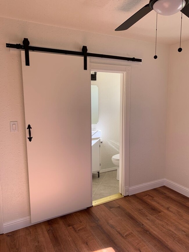 Building Photo - Country Home!